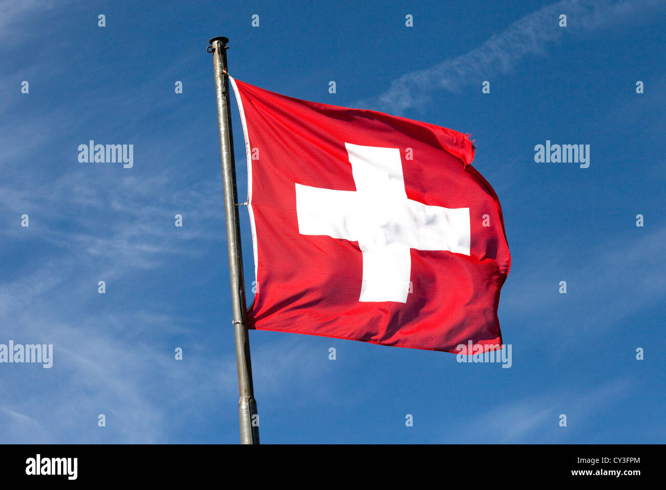 Schweizer Flagge der Schweiz auf einem blauen Himmel Stockfotografie - Alamy