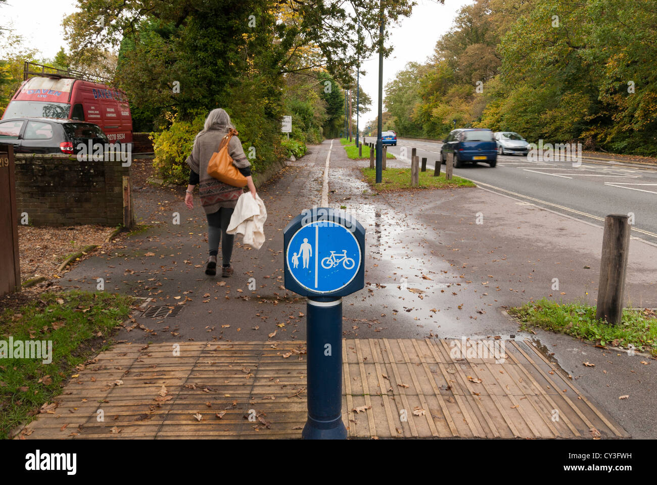 Fußgängerzone Fahrradweg geteilt Zeichen auf freigegebene Fußweg entlang Stockfoto