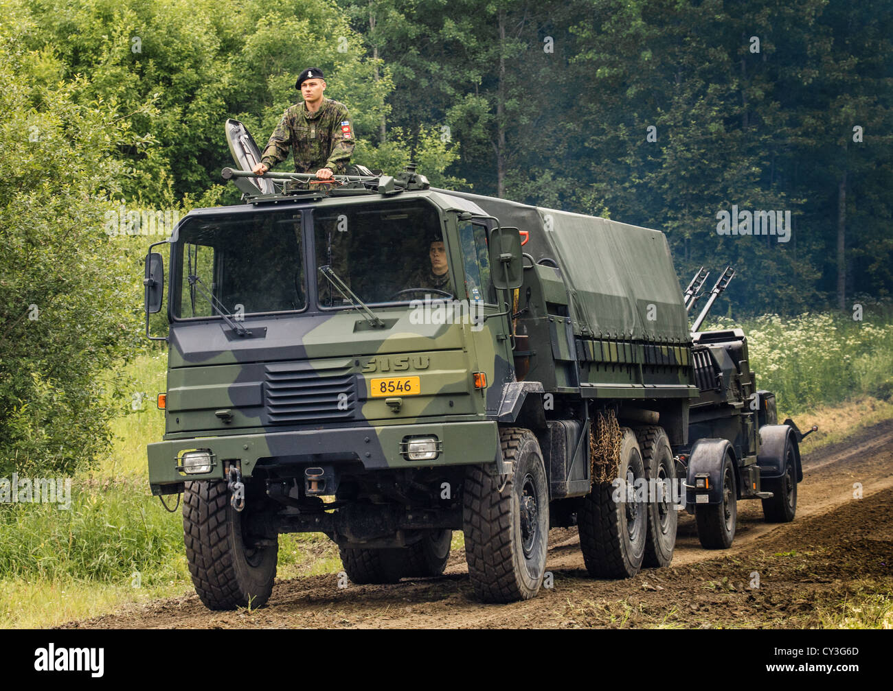 Finnische Armee Militär-LKW Abschleppen eine Flak-Kanone. Stockfoto