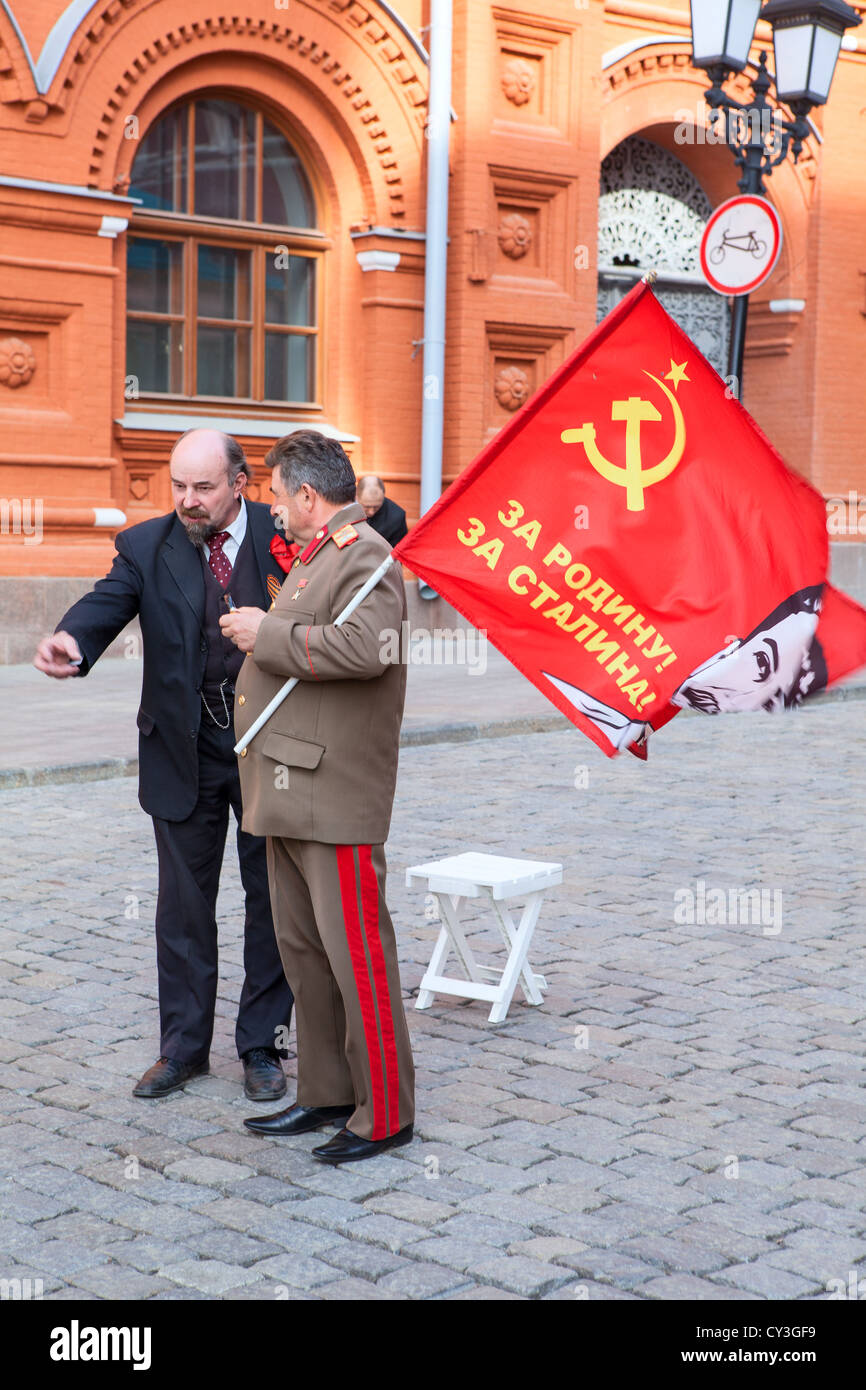 Lenin und Stalin stehen zusammen auf dem Roten Platz. Schauspieler, spielt für die Spende in der Nähe des Kremls in Moskau, Russland Stockfoto