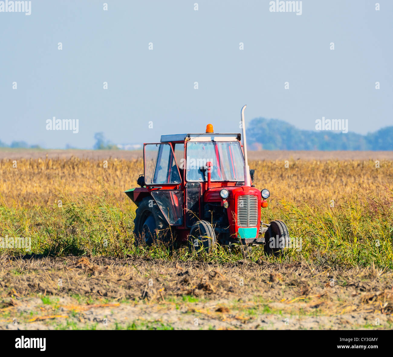 Traktor im Feld Stockfoto
