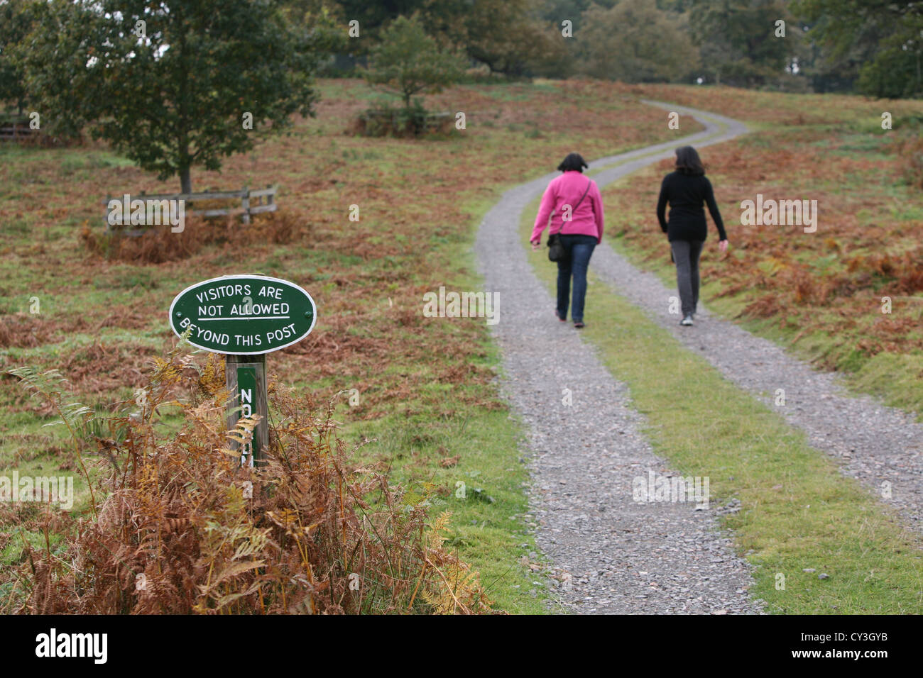 zwei Menschen, die zu Fuß in Out-of-Bounds Bereich in Bradgate Park leicestershire Stockfoto