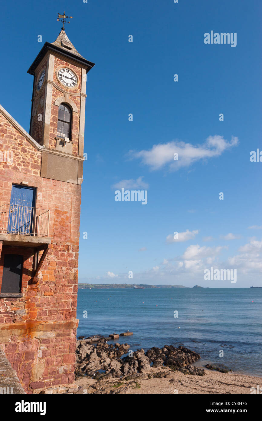 Clock Tower Blick auf Plymouth Sound, im Dorf Kingsand Südost Cornwall, Vereinigtes Königreich Stockfoto