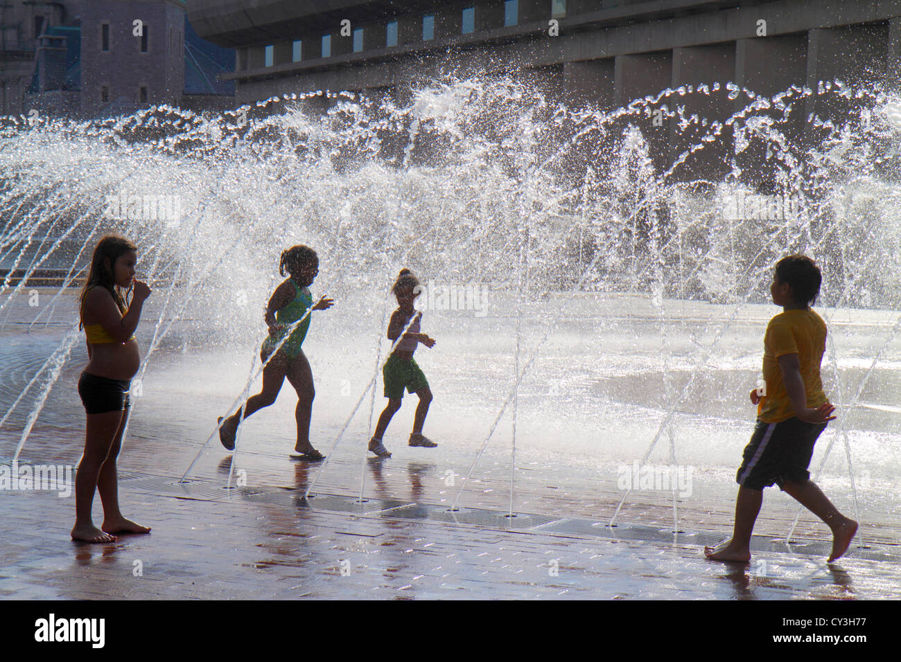 Boston Massachusetts, Christian Science Plaza, Kinderbrunnen, Wasser, spielen, Hispanic Latino ethnische Einwanderer Minderheit, Junge Jungen, mal Stockfoto