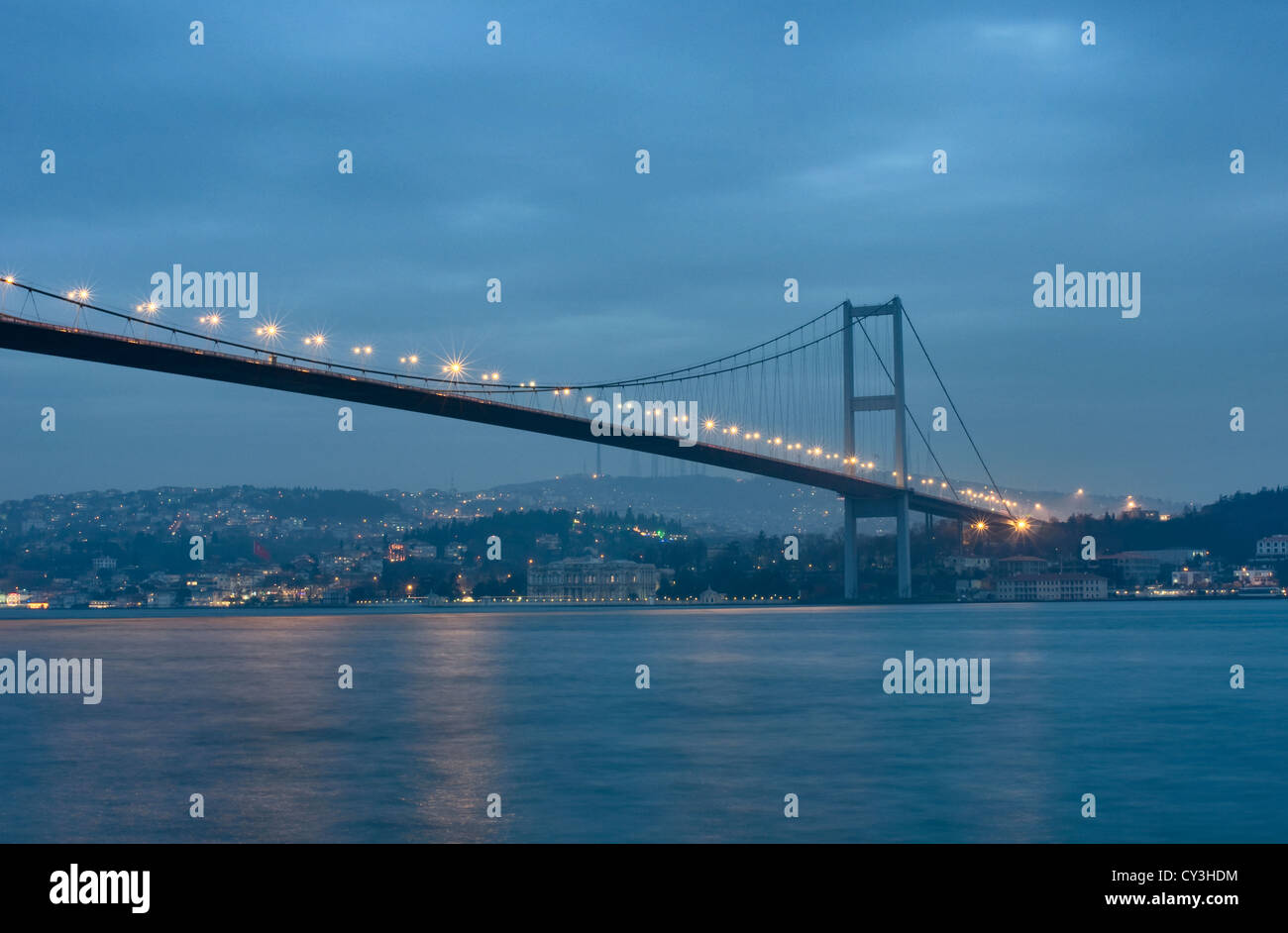 Erste Bosporus-Brücke (Boğaziçi Köprüsü) in der Abenddämmerung, Istanbul, Türkei Stockfoto