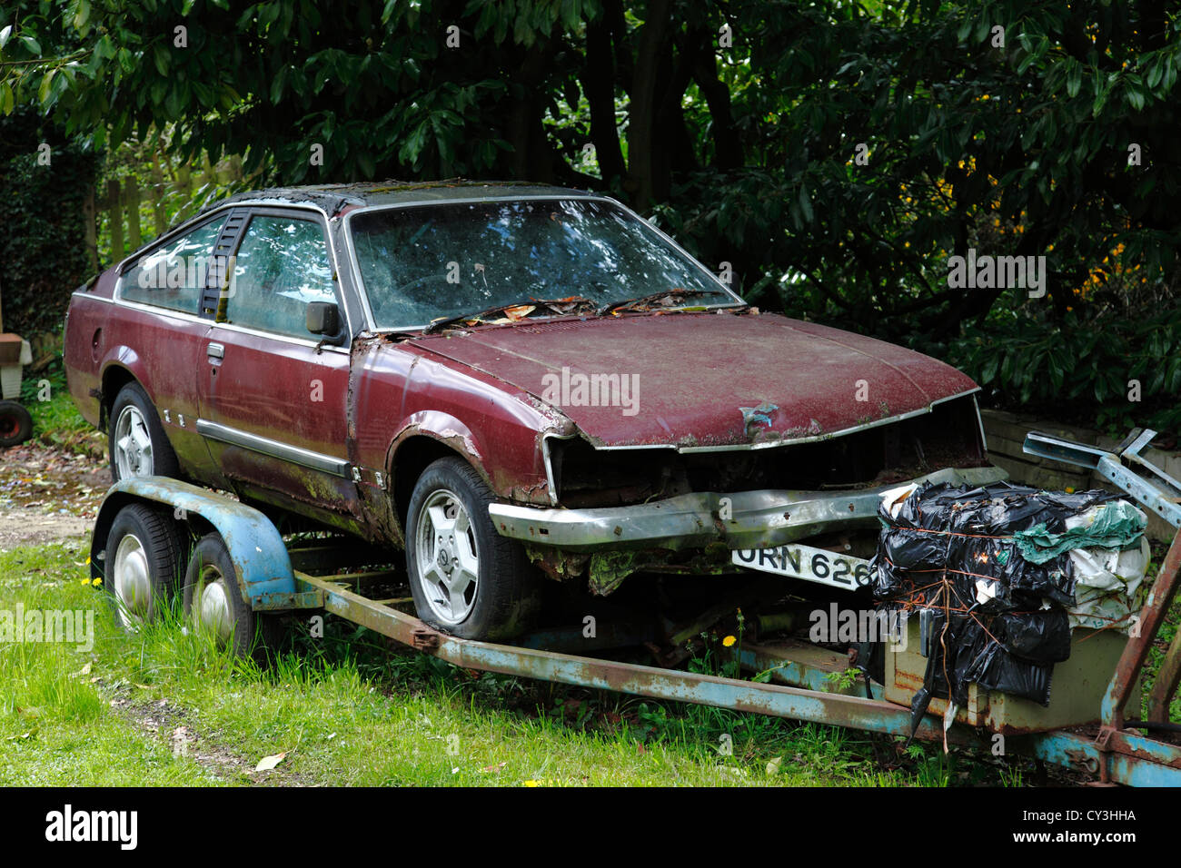 Ein altes Auto auf einem Anhänger in Großbritannien. Stockfoto