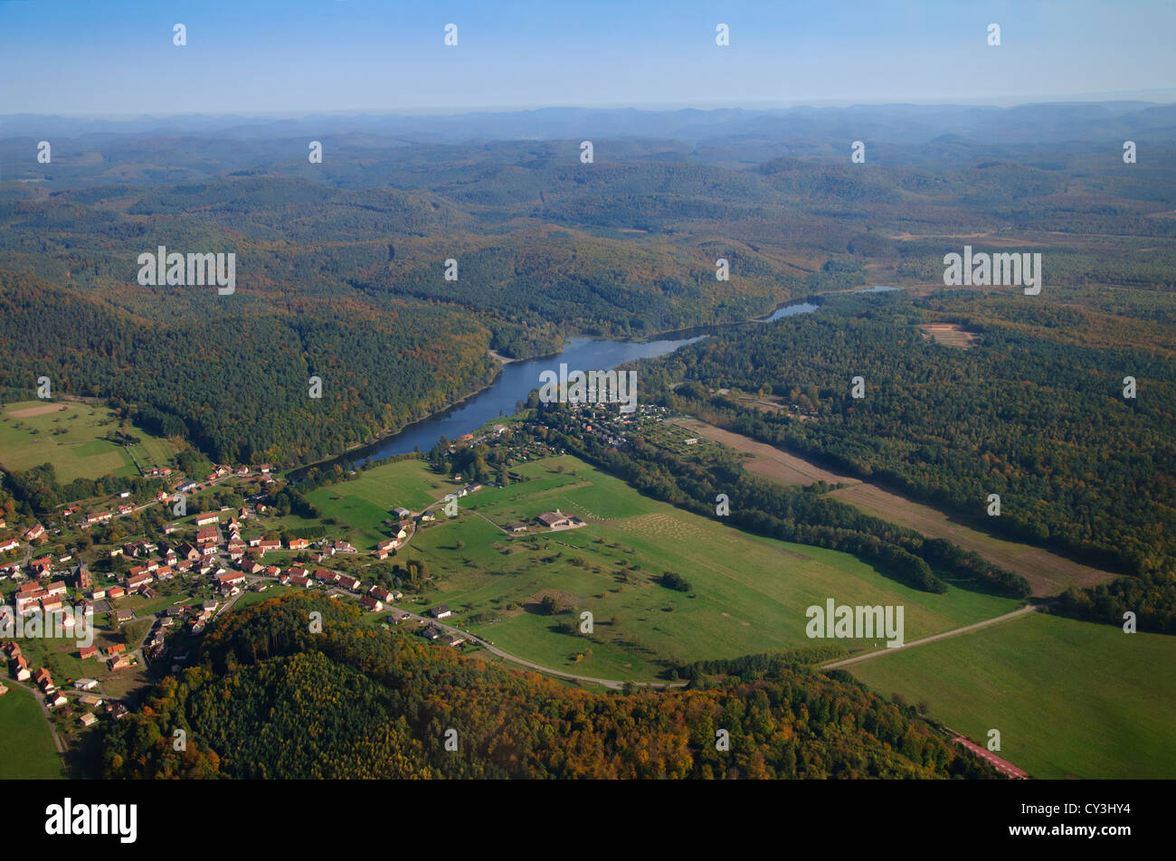 Haspelschiedt Dorf und See in natürlichen regionalen Park der nördlichen Vogesen in der Nähe von der Grenze zu Deutschland, Moselle, Lothringen, Frankreich Stockfoto
