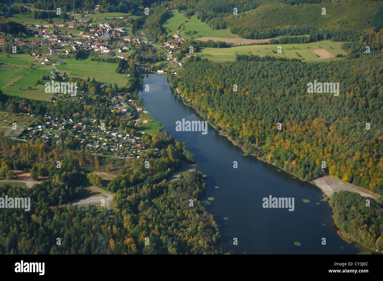 Haspelschiedt See, Campingplatz und Dorf in natürlichen regionalen Park der Nordvogesen, Moselle, Lothringen, Frankreich Stockfoto