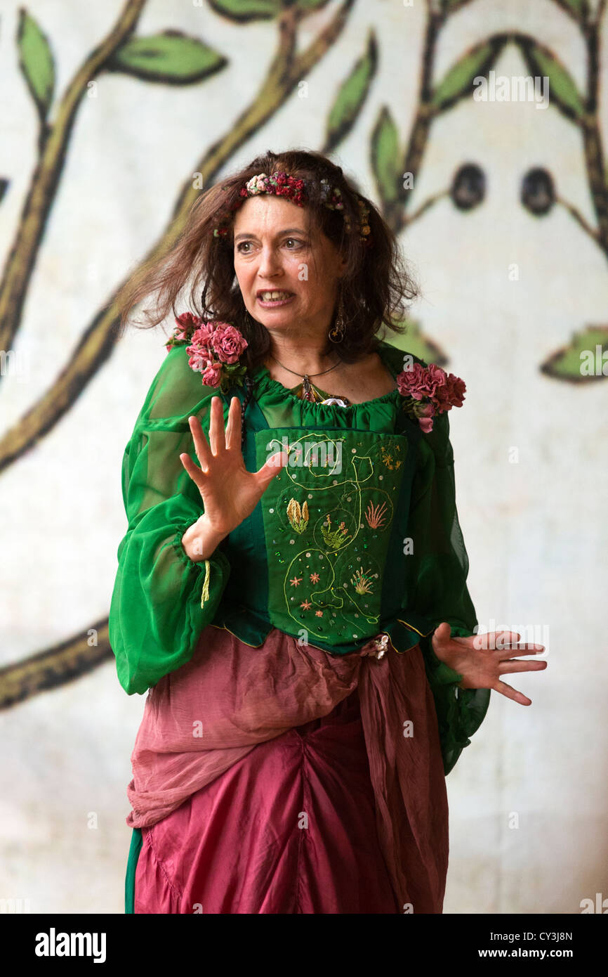 Sarah Finch spielt Titania in "The Lovers Dreame" von William Shakespeare, Apple Day Festival, Borough Market, London, UK. Stockfoto