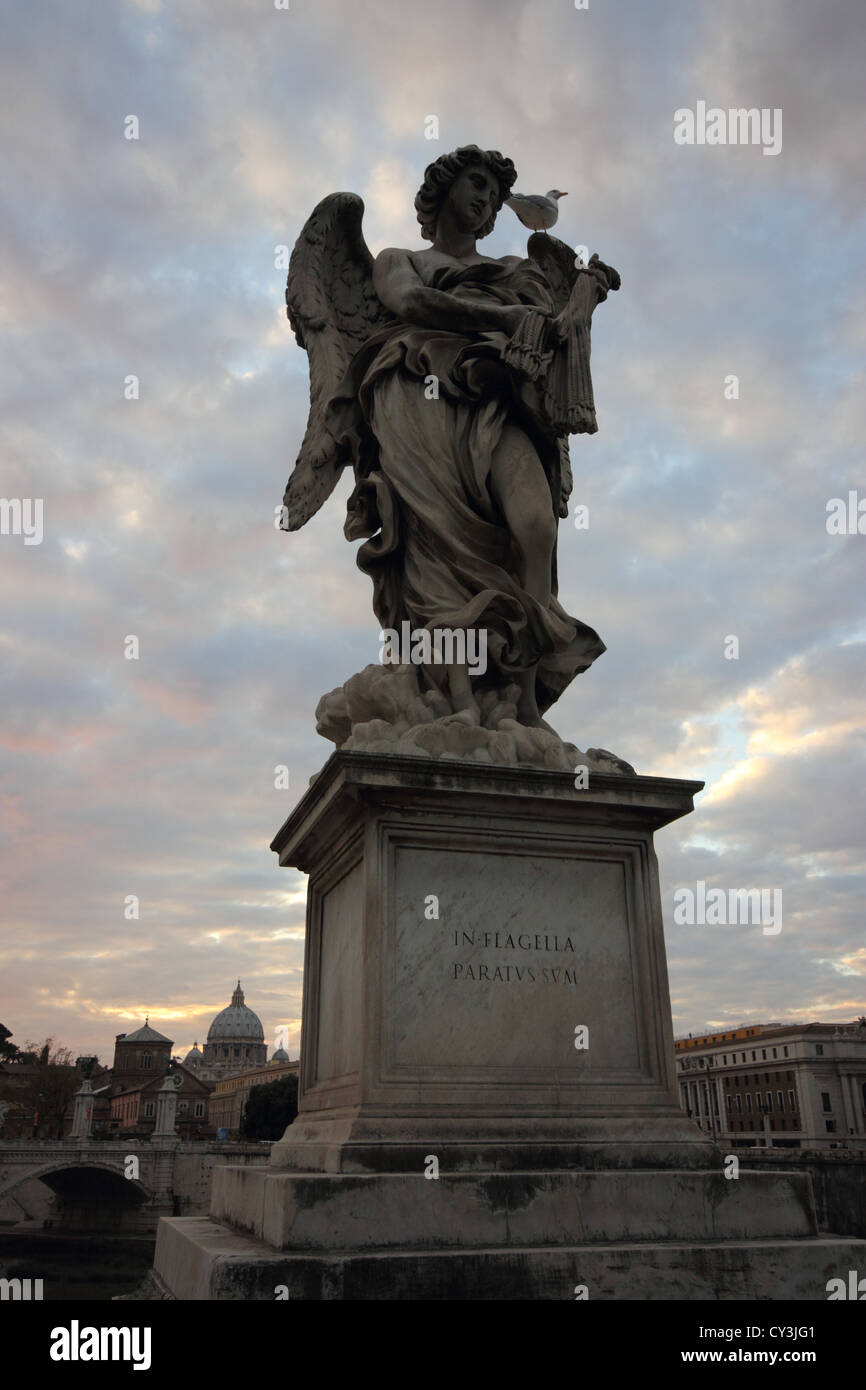 Statue auf der Burg Sant Brücke gegen einen dramatischen Himmel, photoarkive Stockfoto