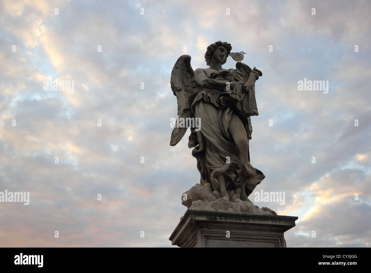 Statue auf der Burg Sant Brücke gegen einen dramatischen Himmel, photoarkive Stockfoto