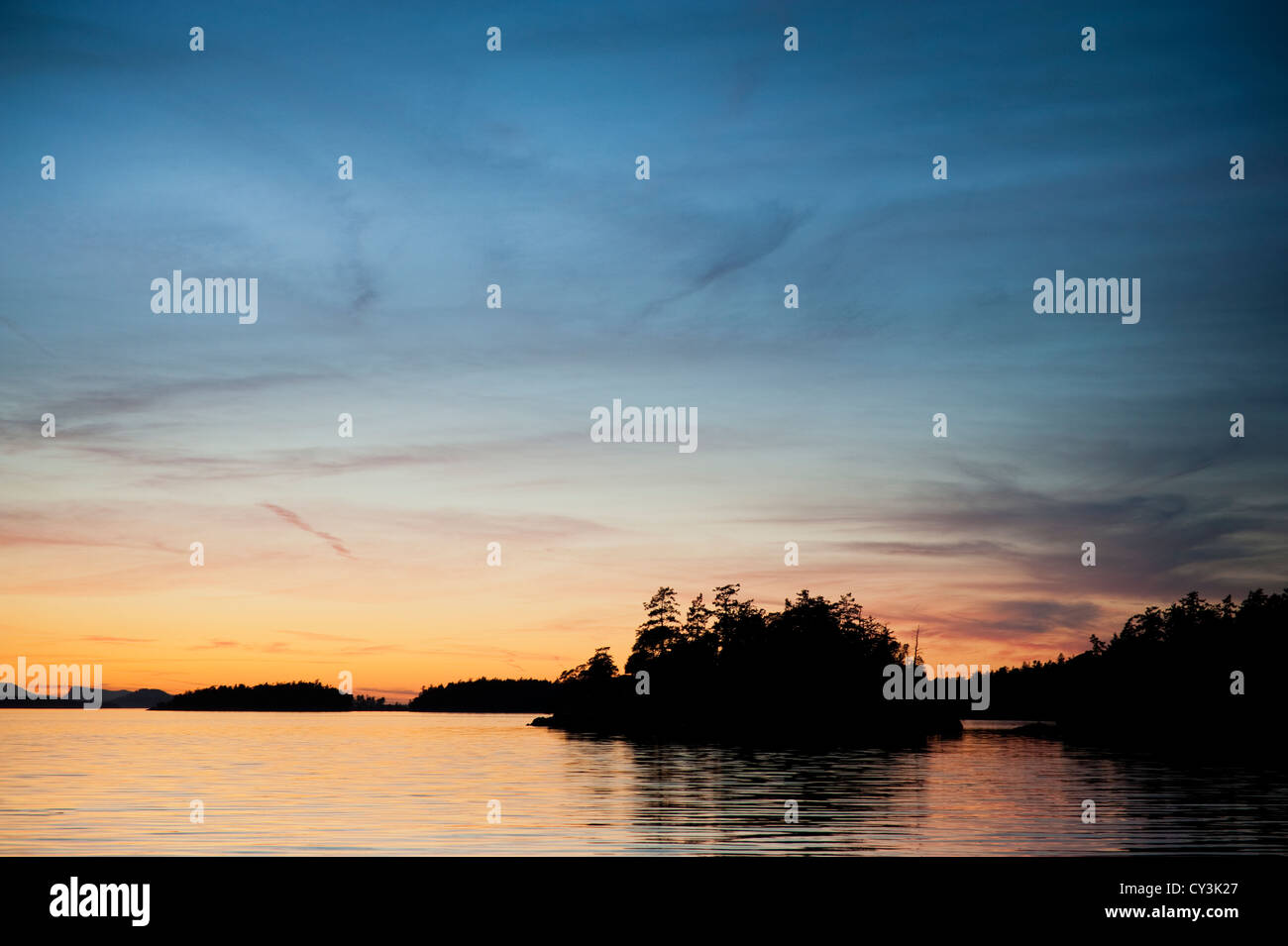 In einer kleinen Bucht aus Lopez Island, Washington verankert während eines spektakulären Sonnenuntergangs Puget Sound. Stockfoto