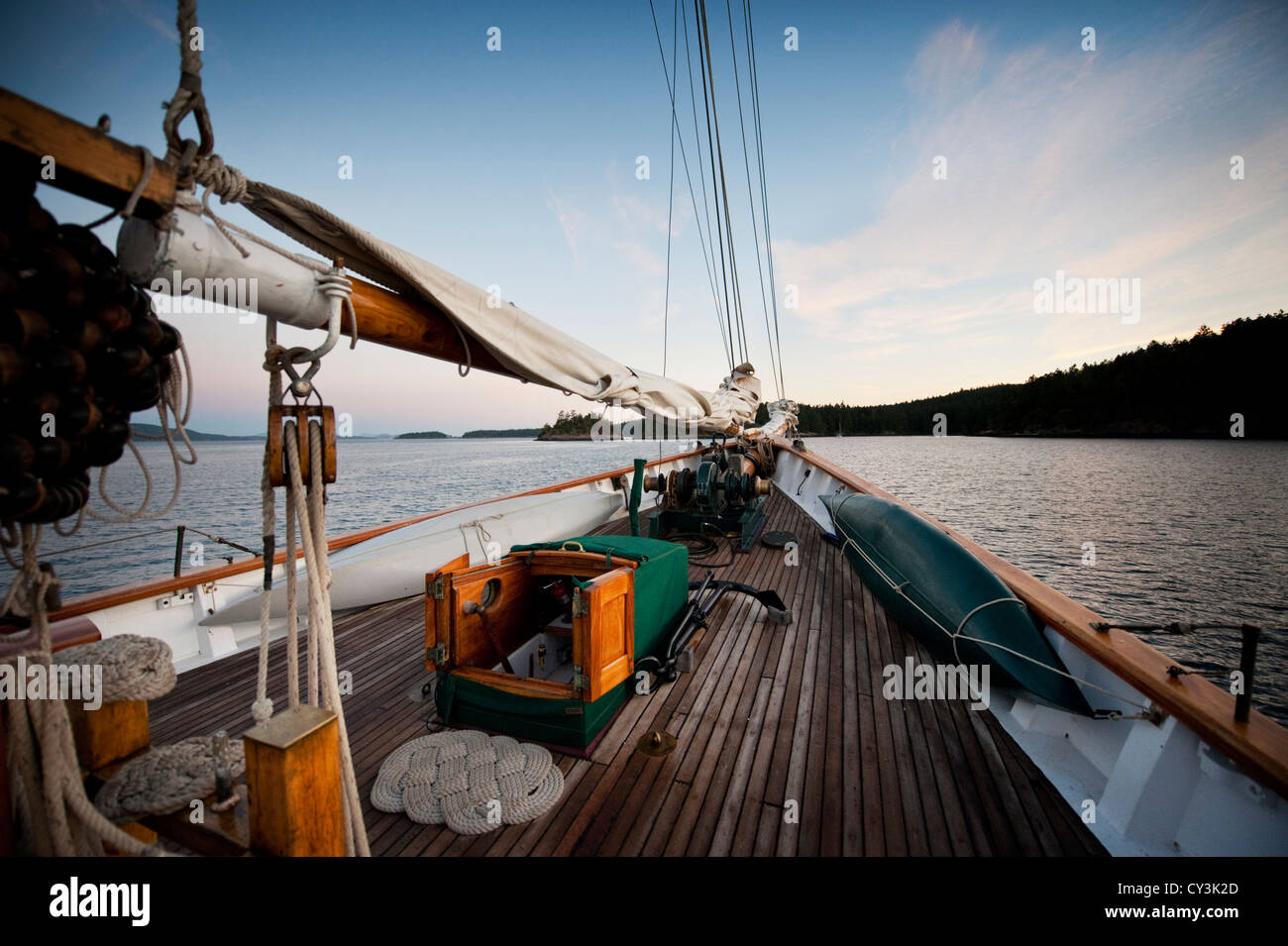 An Bord der historischen große Schiff Zodiac Segeln durch die San Juan Islands des Puget Sound, Washington, USA. Stockfoto