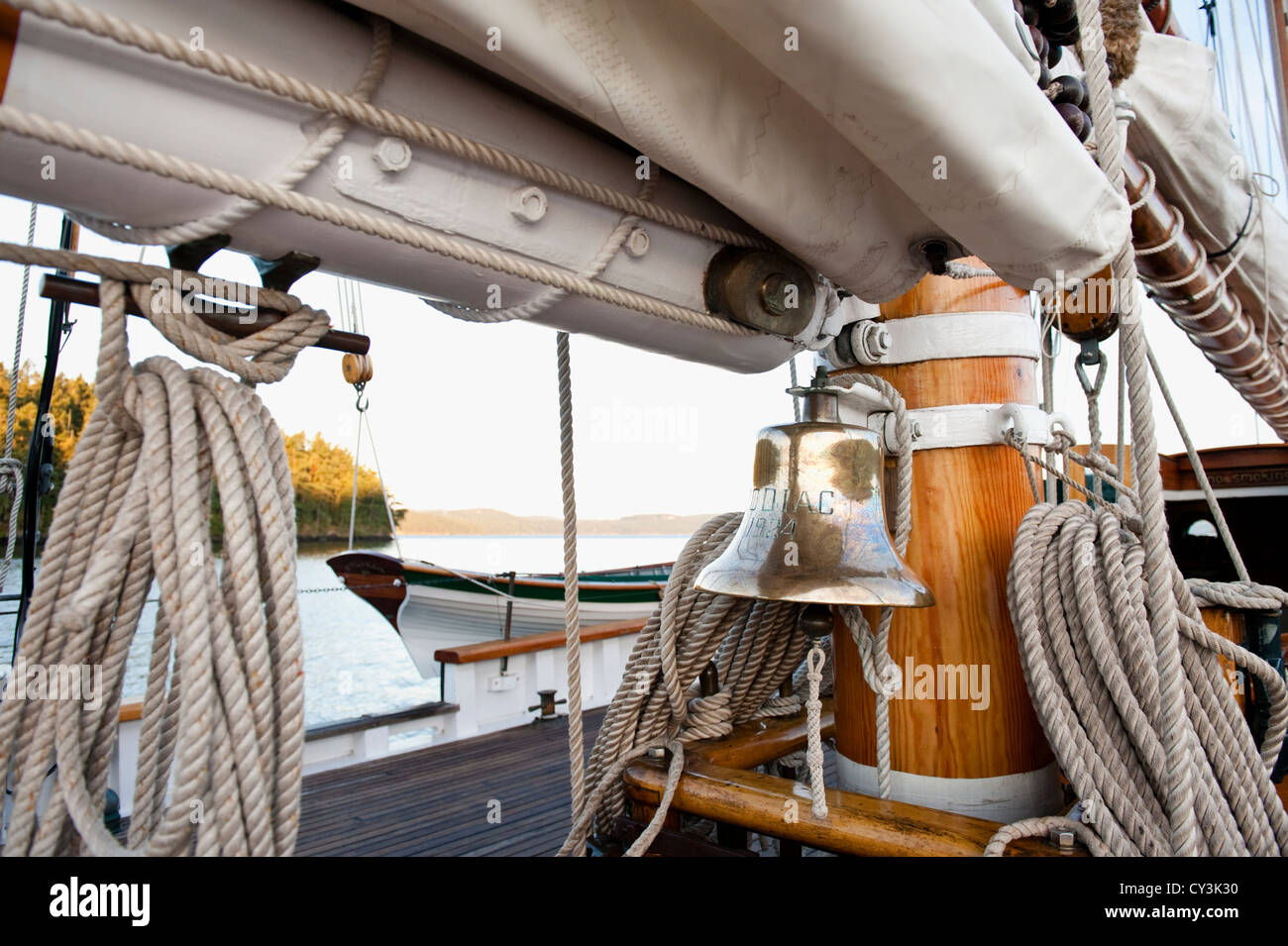 Die Schiffsglocke an Bord der Großsegler 'Zodiac' verankert vor Lopez Island in den San Juan Inseln des Puget Sound, Washington, USA. Stockfoto