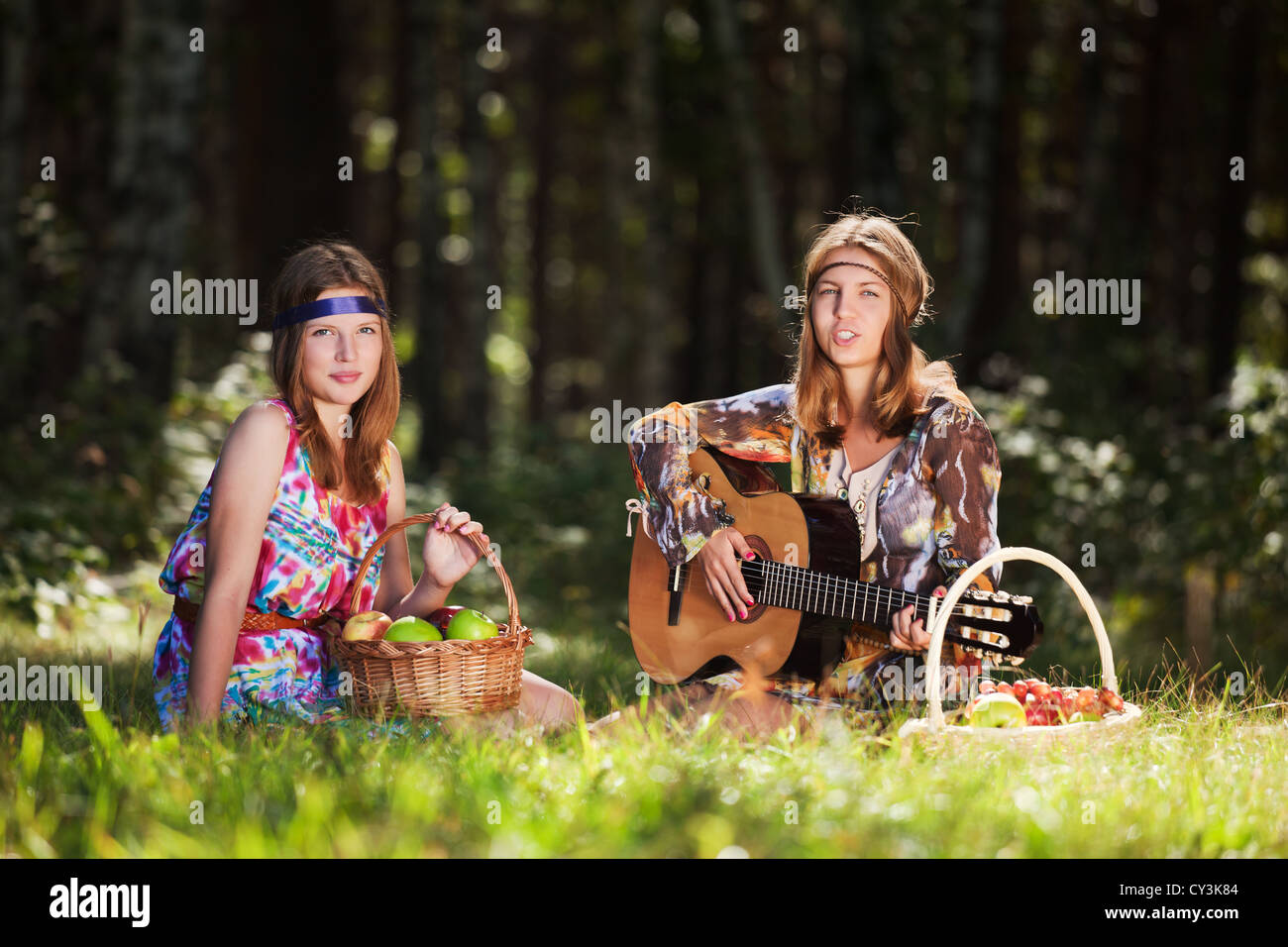 Hippie-Mädchen mit Gitarre im freien Stockfoto