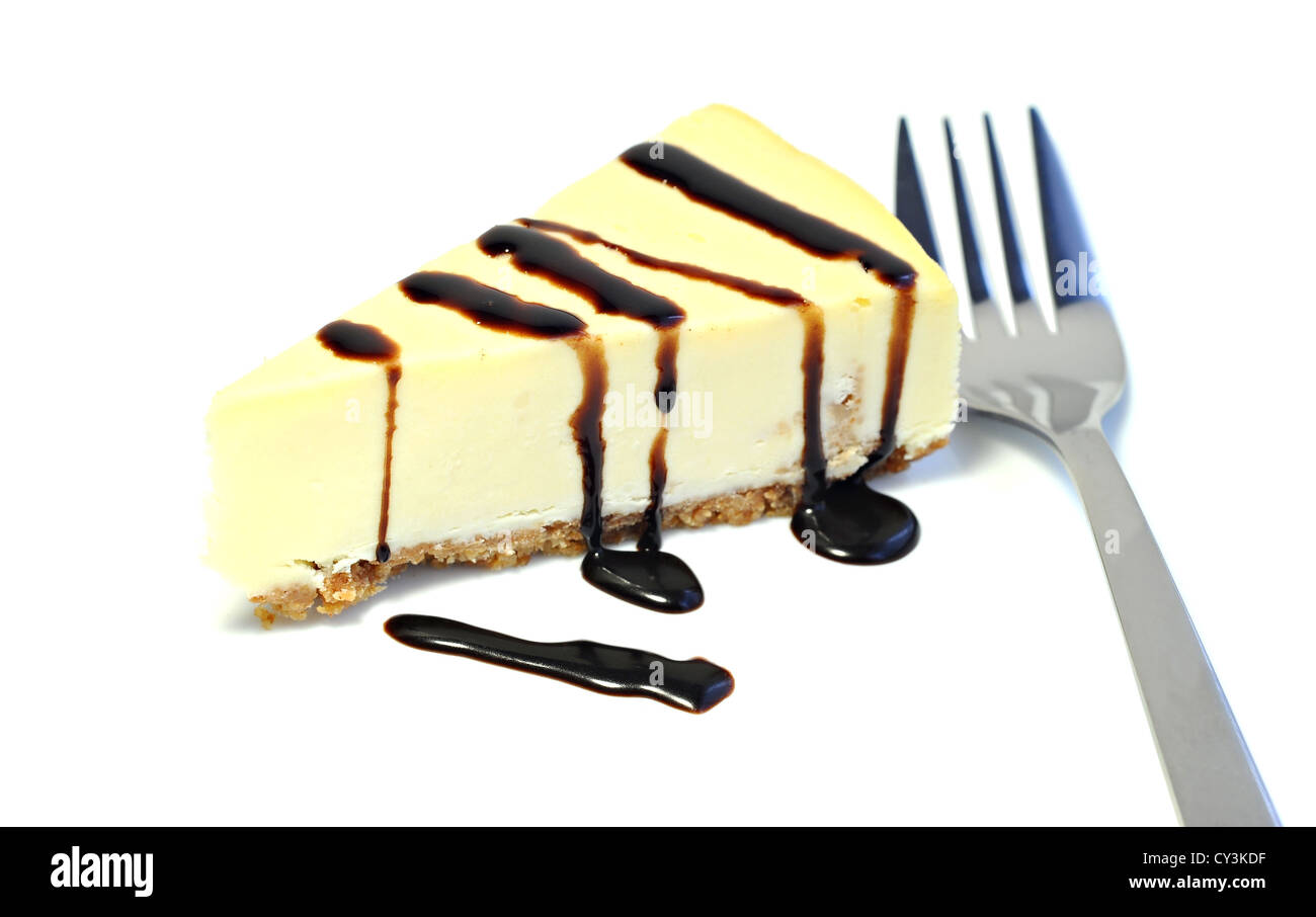 Dessert - köstliche Käsekuchen mit Schokoladensauce, auf weißem Hintergrund Stockfoto