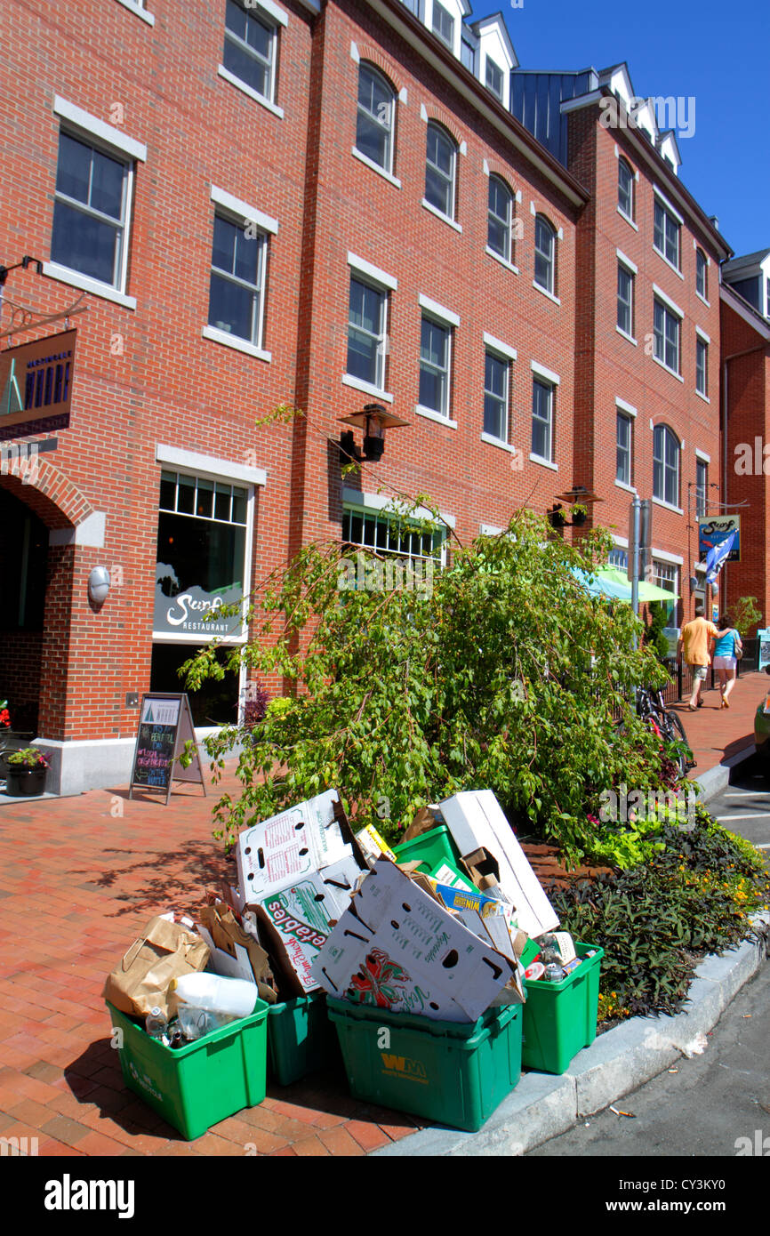 New Hampshire, Portsmouth, Bow Street, Unternehmen, Bezirk, Müll, Container, Bordsteinkante, Bordsteinkante, Straße, Bürgersteig, abgeflachte Kartons, NH120827004 Stockfoto