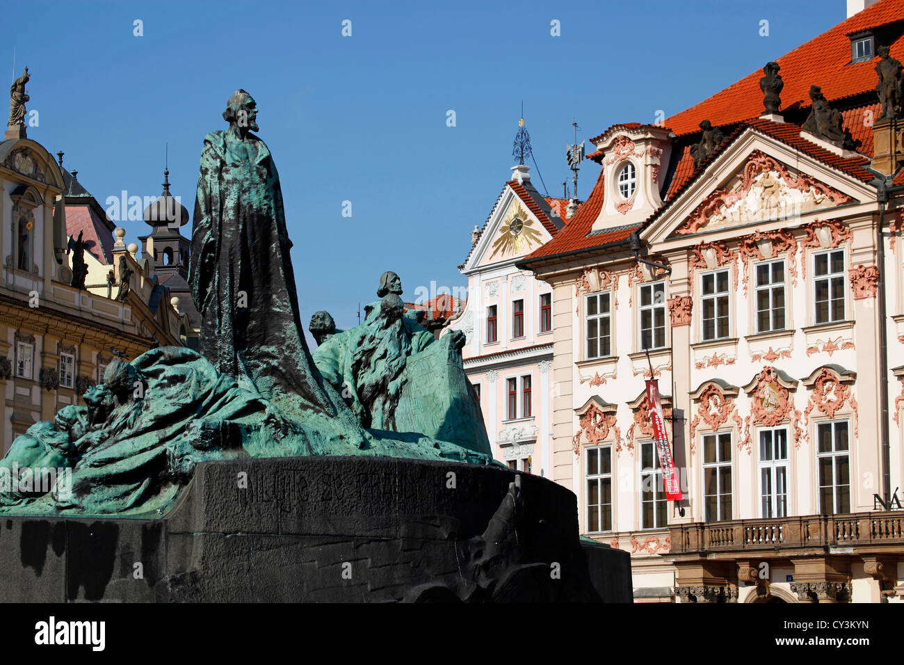 Jan Hus Denkmal-Statue und der Narodni Galerie (Galerie) in der Altstädter Ring, Prag, Tschechische Republik Stockfoto