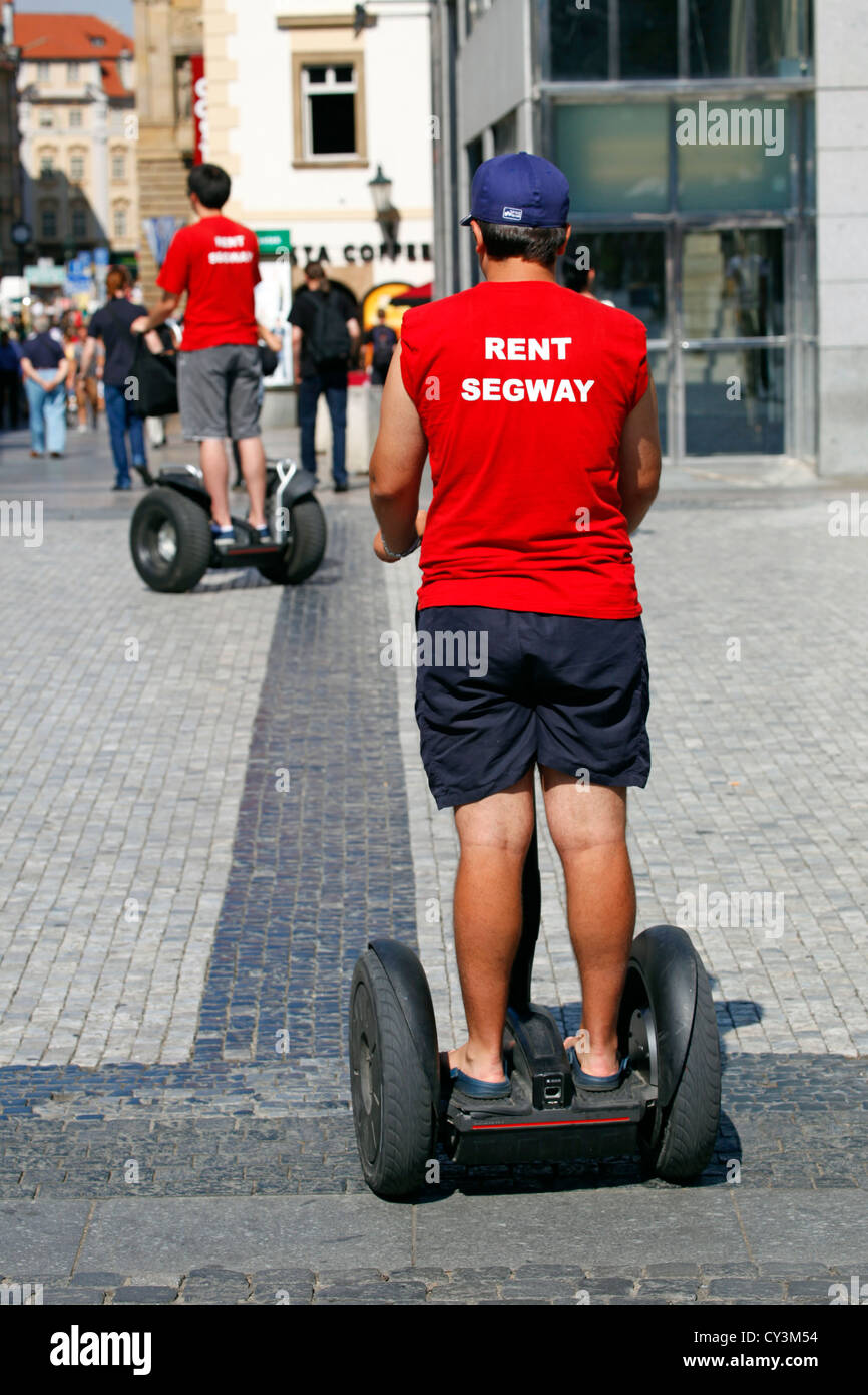 Mann reitet Segway bietet Vermietung und Touren für den Tourismus in Prag, Tschechische Republik Stockfoto