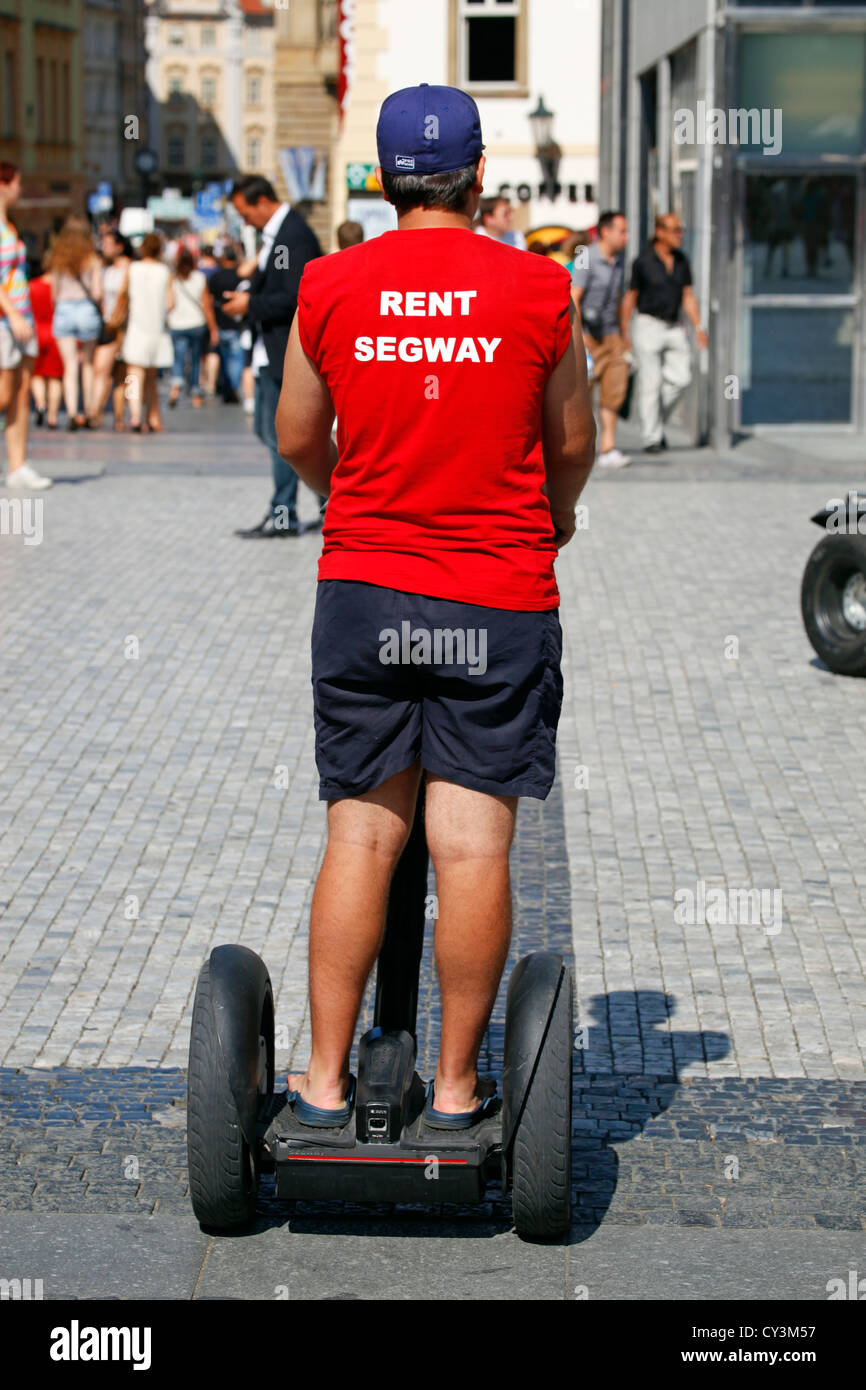 Mann reitet Segway bietet Vermietung und Touren für den Tourismus in Prag, Tschechische Republik Stockfoto