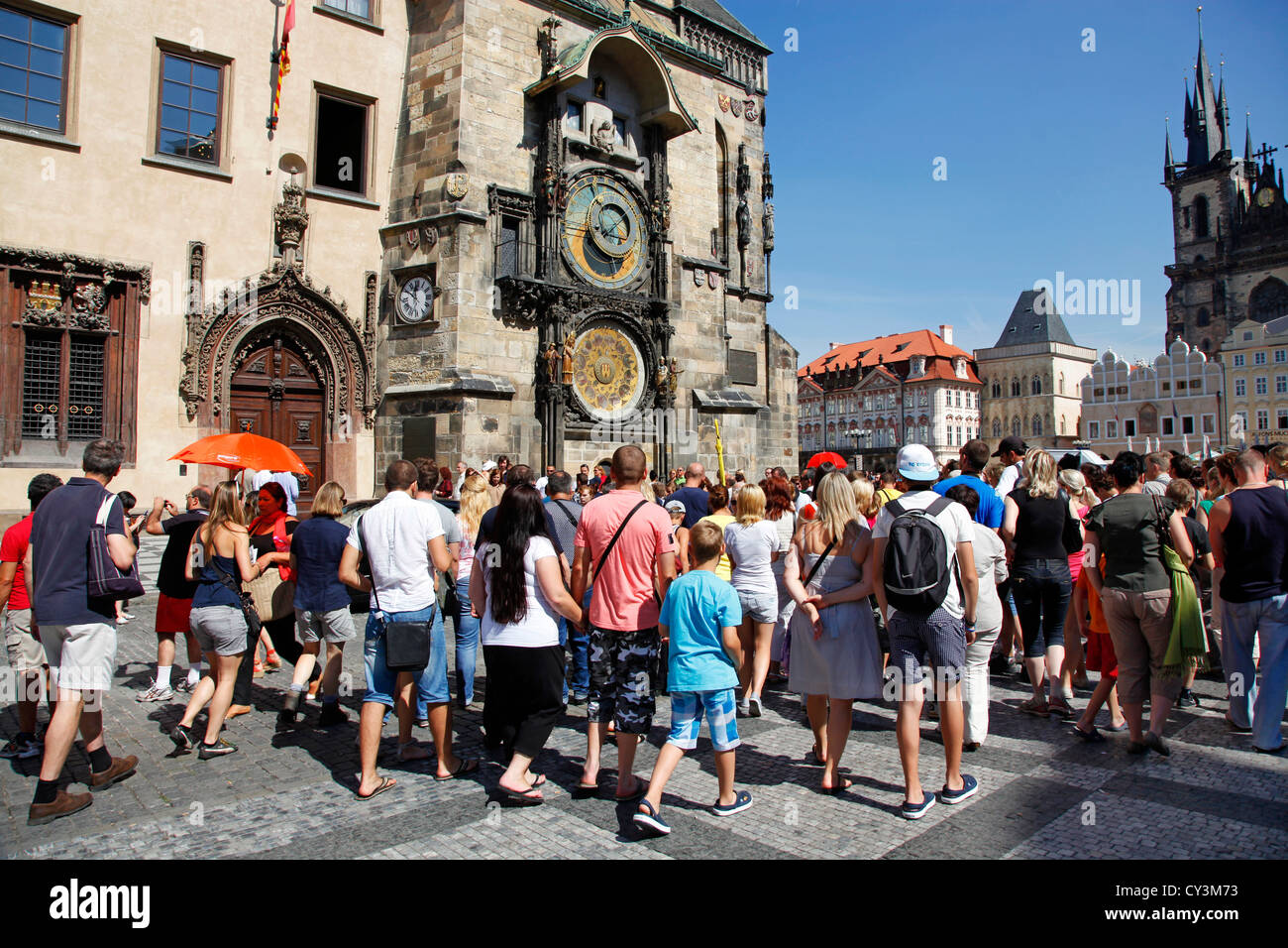 Touristen am Altstädter Ring in Prag, Tschechische Republik Stockfoto