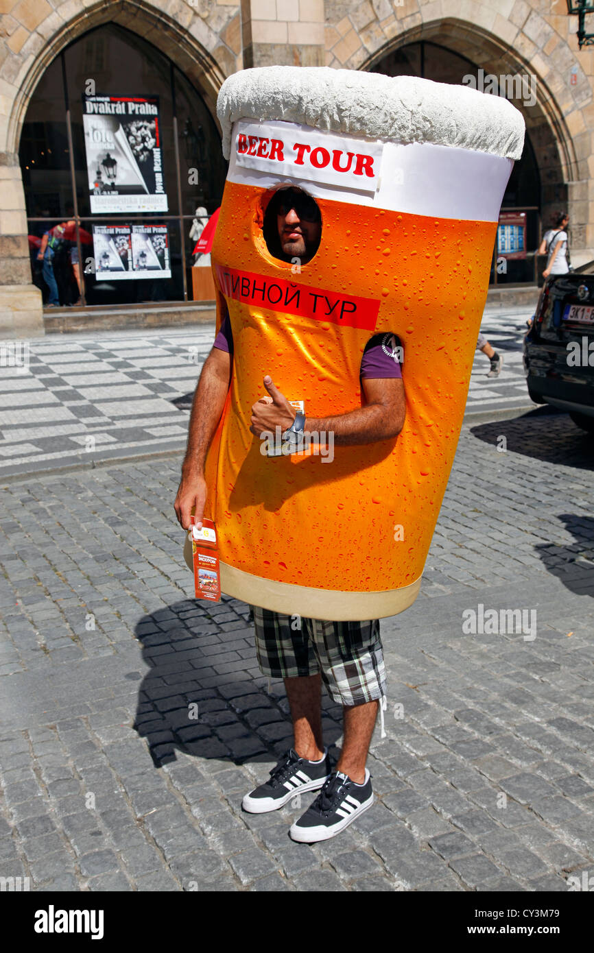 Mann verkleidet, verkleidet als ein Glas Bier, die Förderung einer Biertour für Touristen in Prag, Tschechische Republik Stockfoto