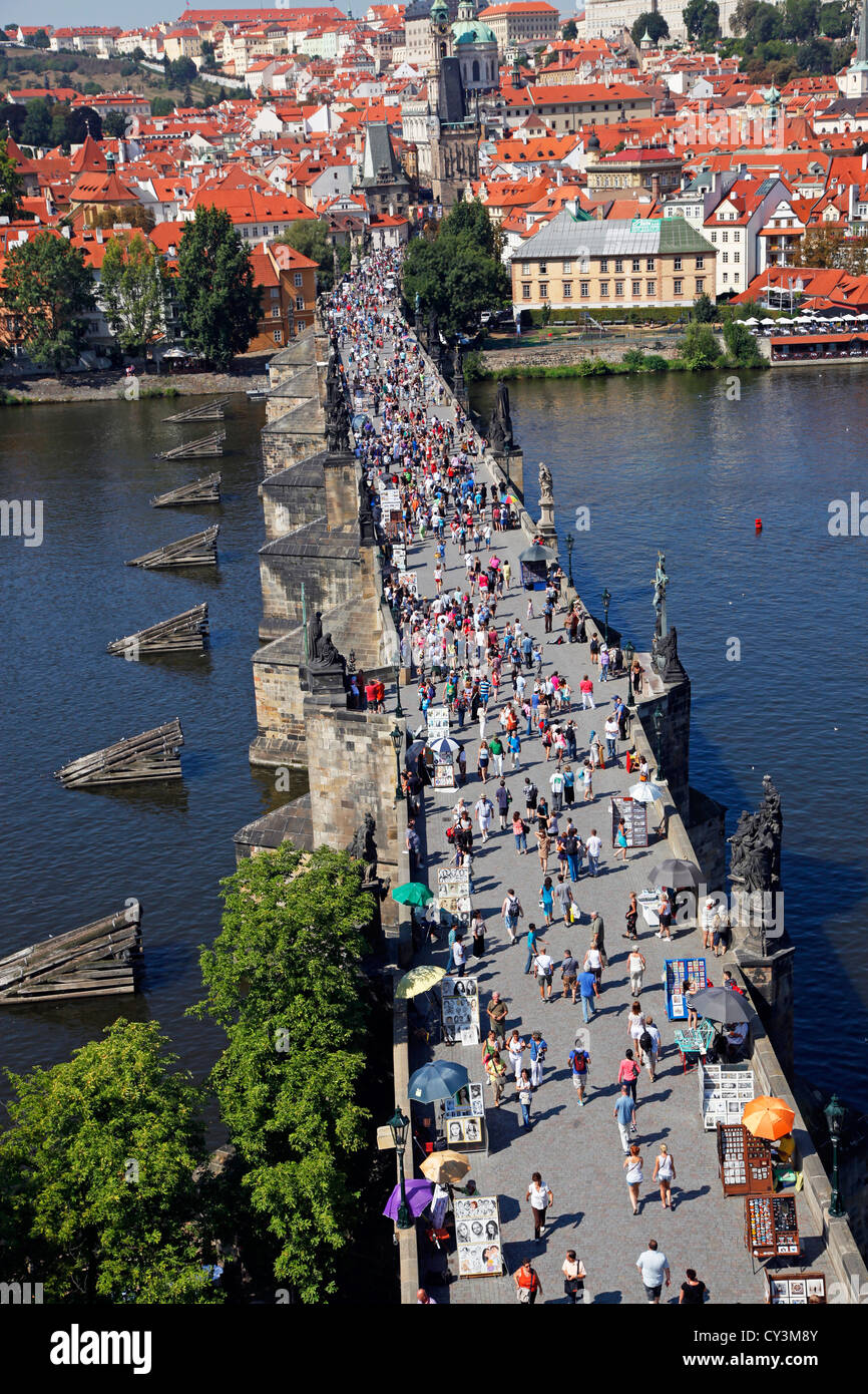 Massen von Touristen auf der Karlsbrücke in Prag, Tschechische Republik Stockfoto