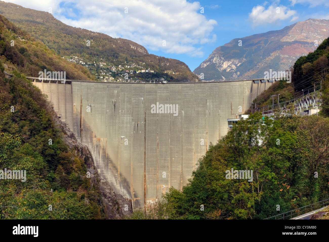 Staudamm von der Verzasca in Vogorno in Valle Verzasca, Tessin, Schweiz. Hier war der James Bond Film Golden Eye gefilmt. Stockfoto
