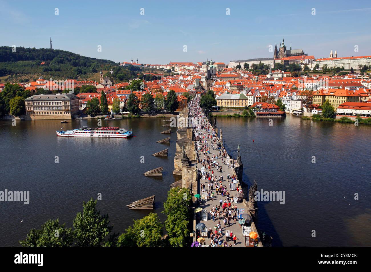 Skyline von St. Vitus Cathedral und die Prager Burg mit der Karlsbrücke und Vtlava Fluss in Prag, Tschechische Republik Stockfoto