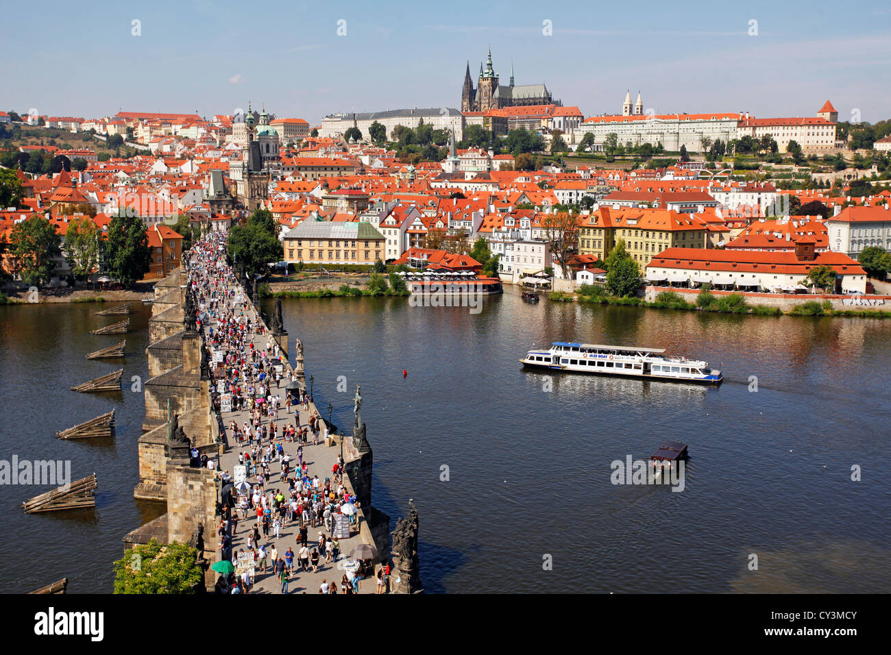 Skyline von St. Vitus Cathedral und die Prager Burg mit der Karlsbrücke und Vtlava Fluss in Prag, Tschechische Republik Stockfoto