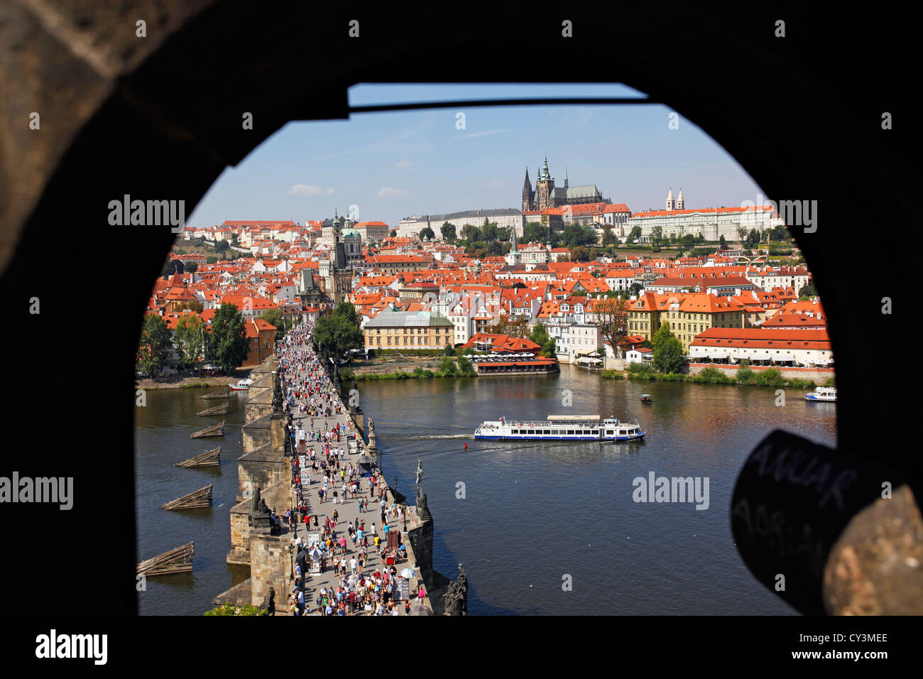 Skyline von St. Vitus Cathedral und die Prager Burg mit der Karlsbrücke und Vtlava Fluss in Prag, Tschechische Republik Stockfoto