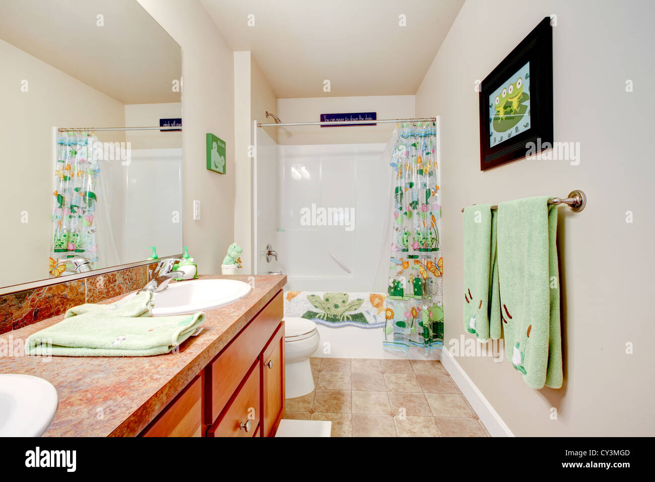 Kinder-Badezimmer mit Fröschen Dekor. Stockfoto