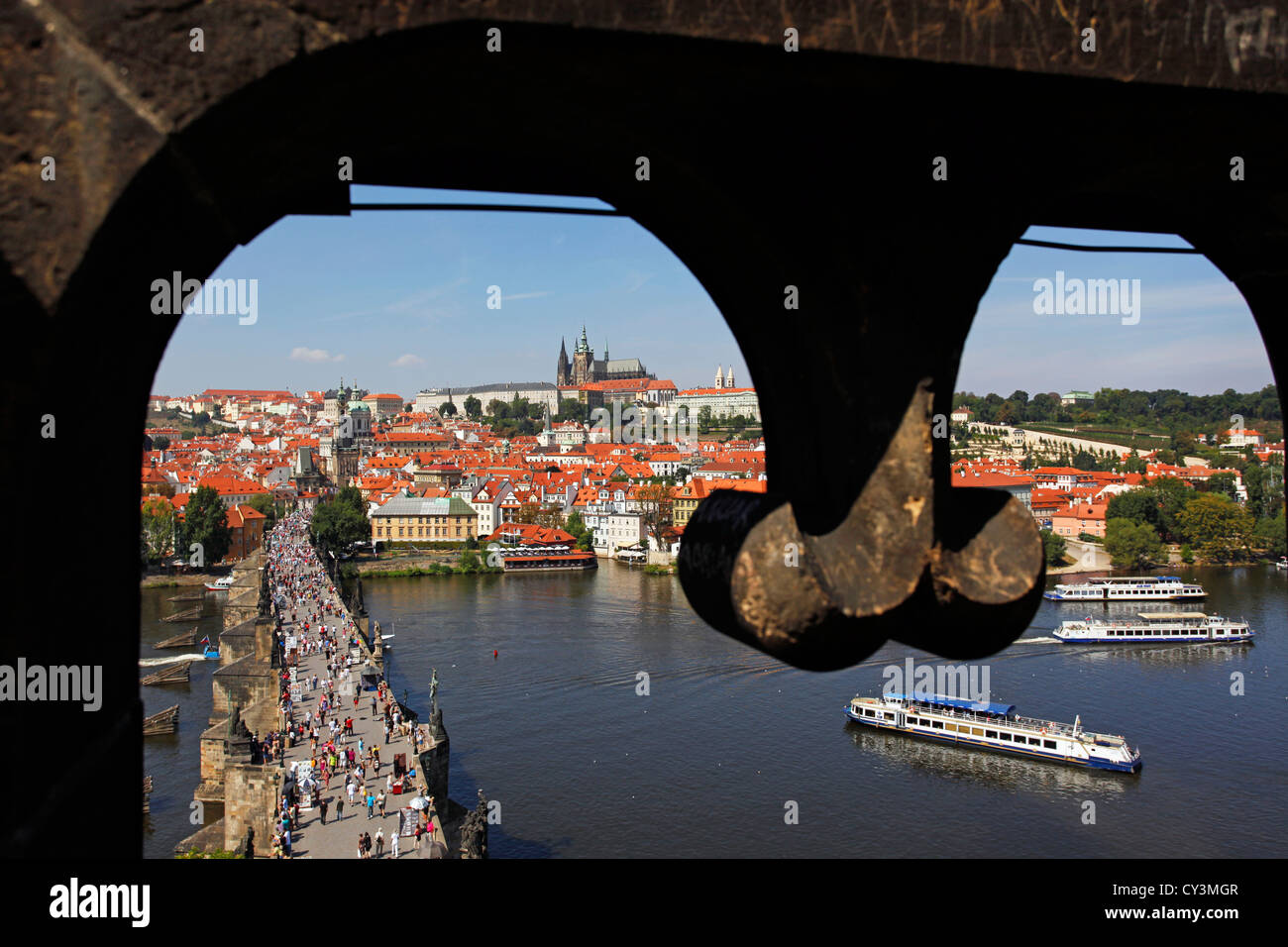 Skyline von St. Vitus Cathedral und die Prager Burg mit der Karlsbrücke und Vtlava Fluss in Prag, Tschechische Republik Stockfoto
