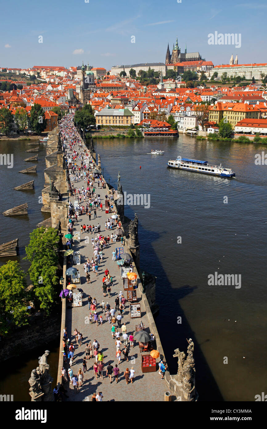 Skyline von St. Vitus Cathedral und die Prager Burg mit der Karlsbrücke und Vtlava Fluss in Prag, Tschechische Republik Stockfoto