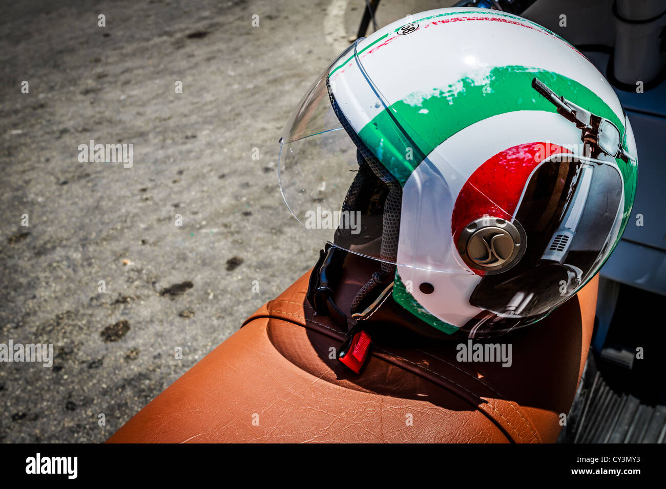 Motorrad Helm mit italienischen Farben, Sizilien, Italien Stockfotografie -  Alamy