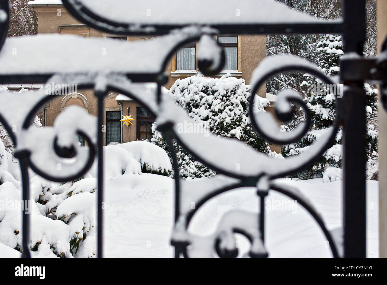 Verschneite Stadt Herrenhaus mit Weihnachtsstern Stockfoto