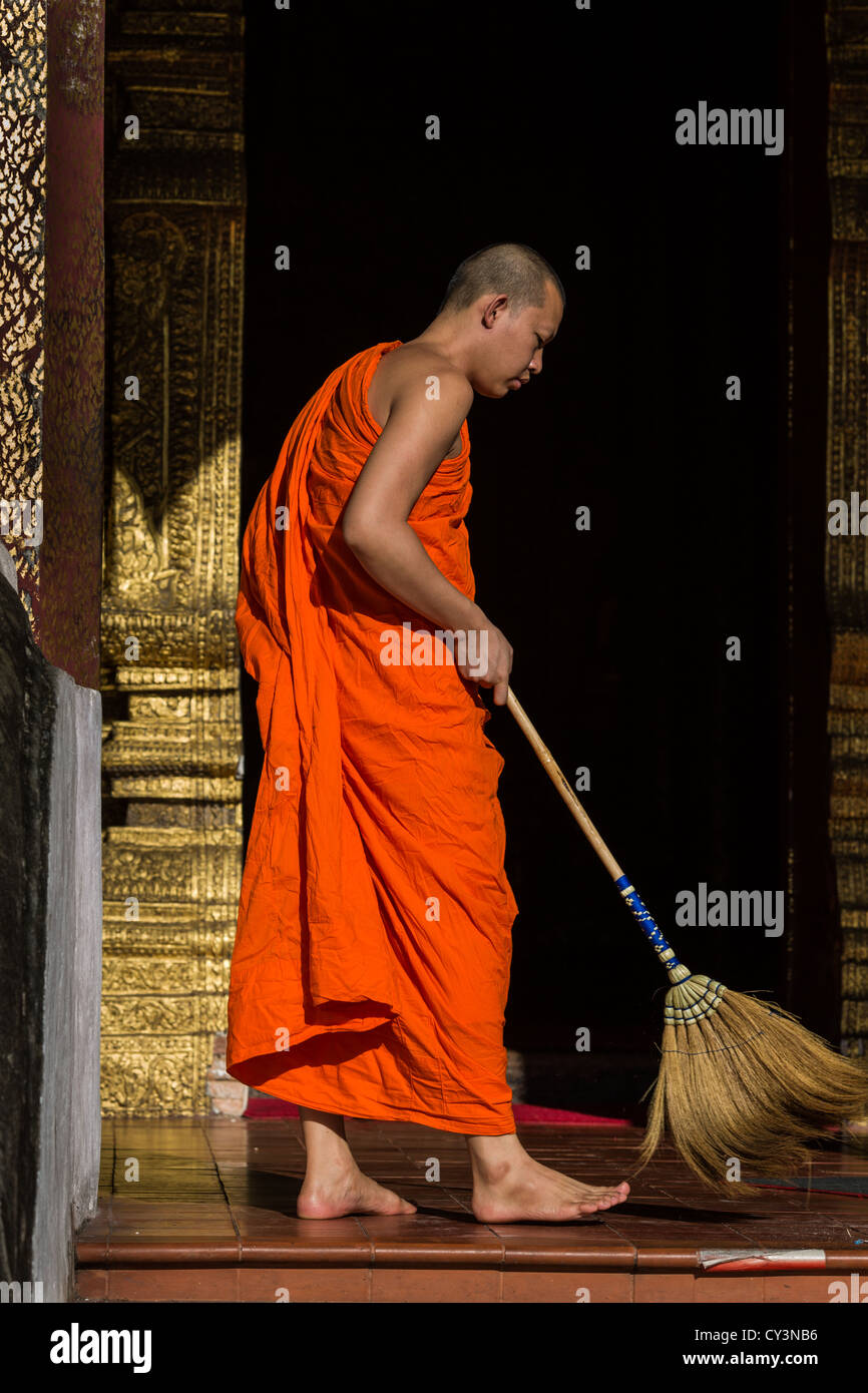 Buddhistischer Mönch Reinigung der Treppe vor einem Tempel, Chiang Mai, Thailand Stockfoto