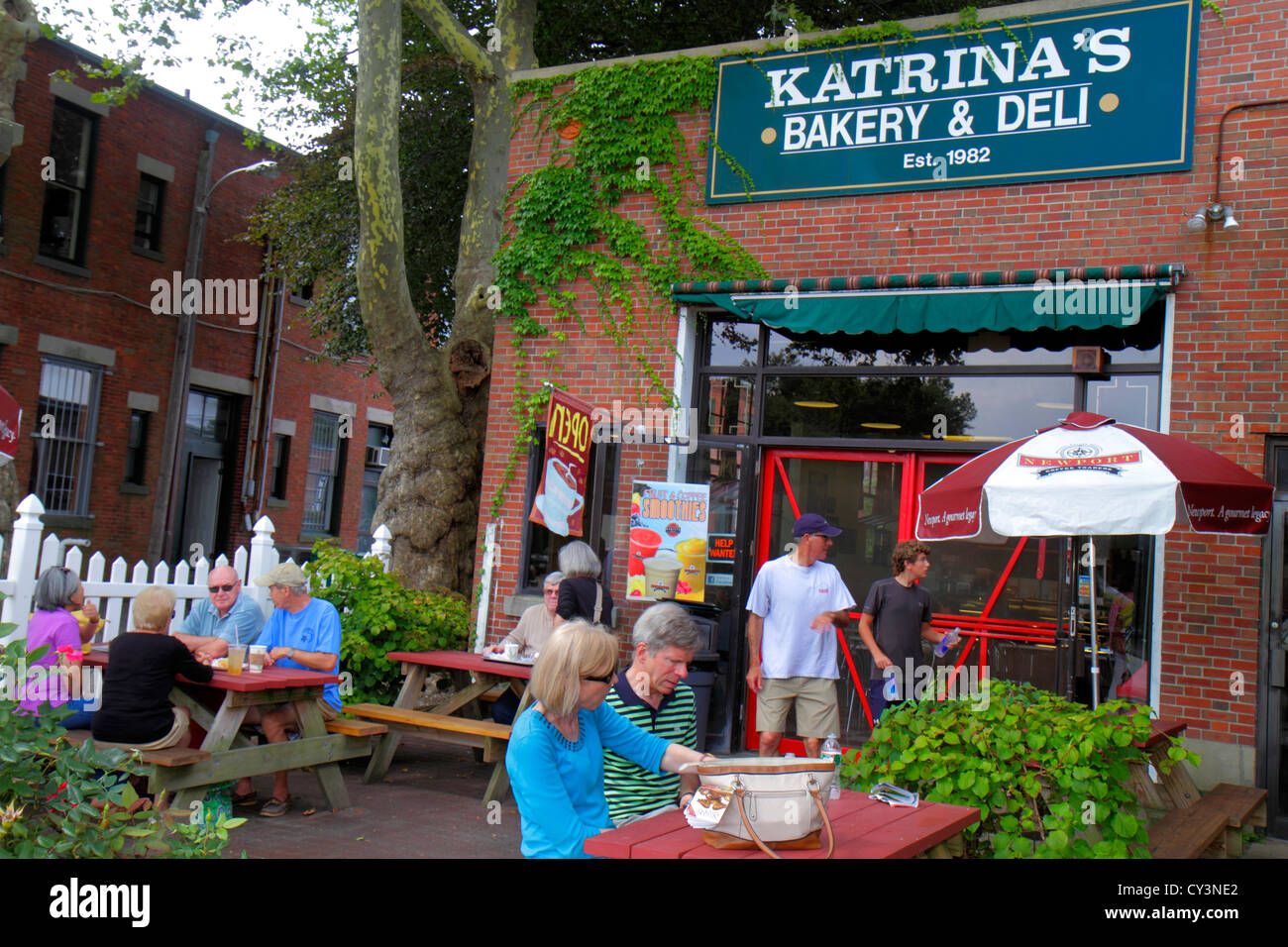 Rhode Island Newport, Bellevue Avenue, Katrina's Bakery & Deli, Restaurant Restaurants Essen Essen Essen Cafe Cafés, Außenterrasse Tische, Tische, en Stockfoto