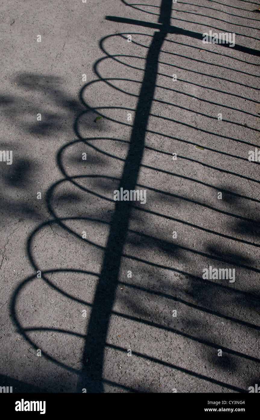Schatten von Geländern Stockfoto