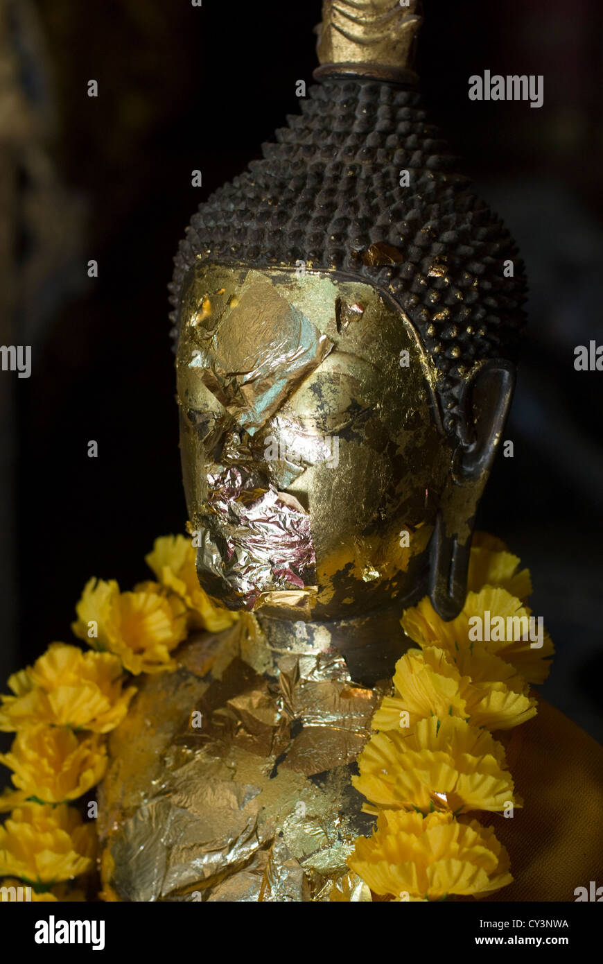 Eine Statue des Buddha im Wat Mai ist geschmückt mit gold und Silber. Luang Prabang, Laos Stockfoto