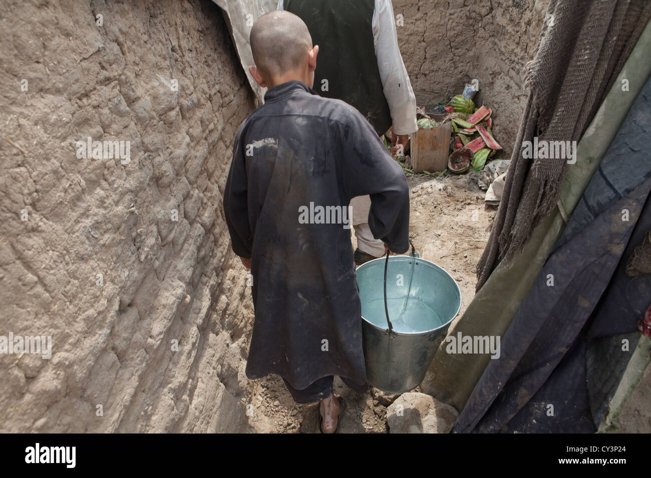 Afghanischer Flüchtlingskind Wasser aus dem Brunnen holen Stockfoto