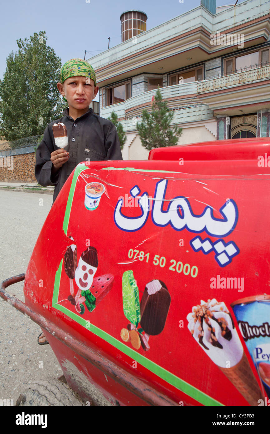 Afghanischer Junge kauft ein Eis in Kabul Stockfoto