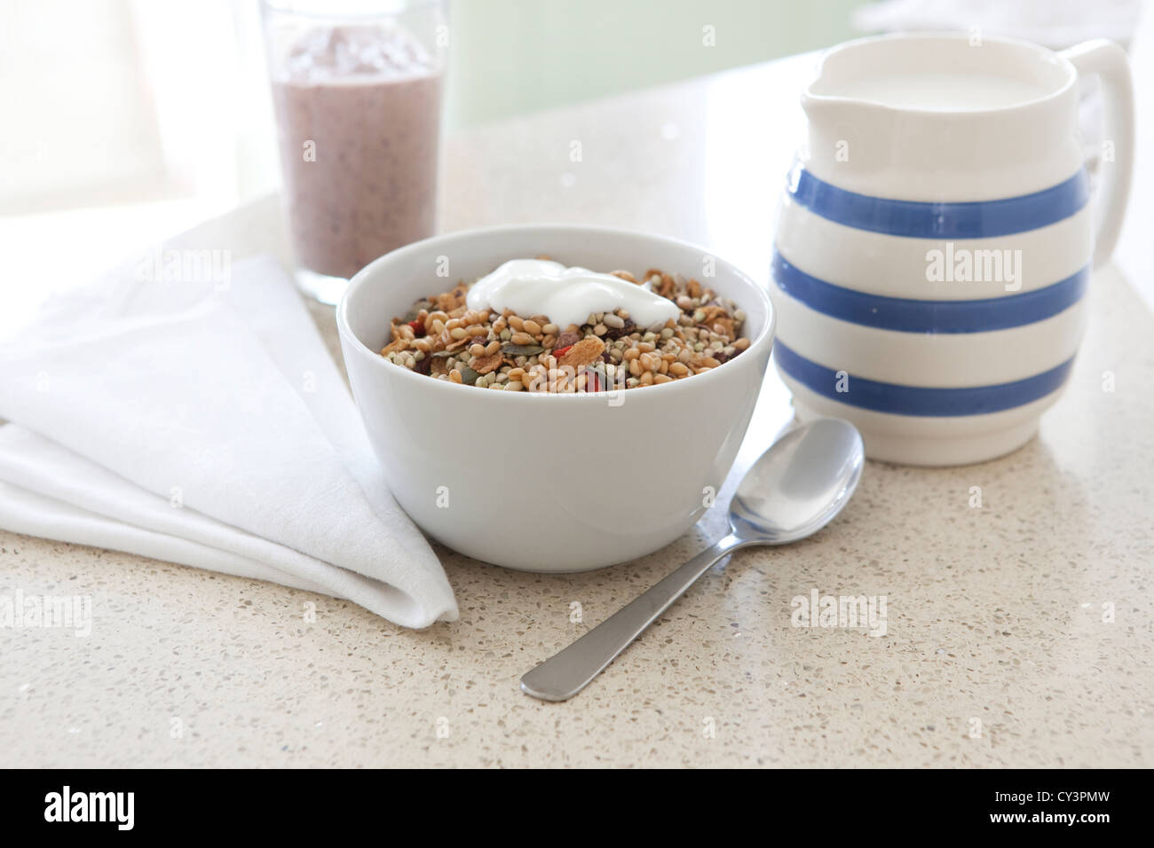 Gesunden niedrig Fett Rohfrucht Müsli Frühstück mit Smoothie inmitten der Küche Stockfoto