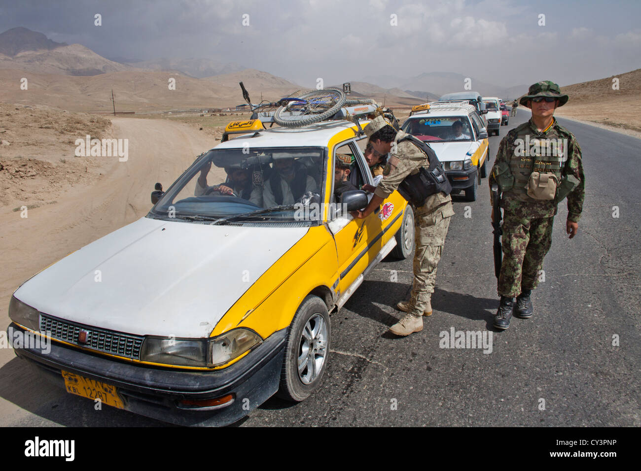Afghanische Polizei und militärischen Kontrollpunkt auf der Suche nach vermuteten Terroristen, nur Outide Maidan Stadt. Stockfoto