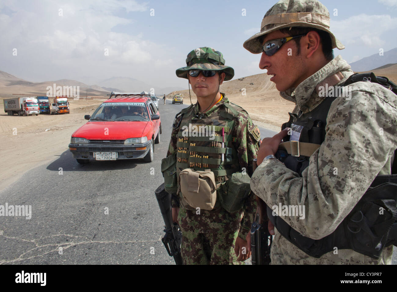 Afghanische Polizei und militärischen Kontrollpunkt auf der Suche nach mutmaßlichen Terroristen Stockfoto