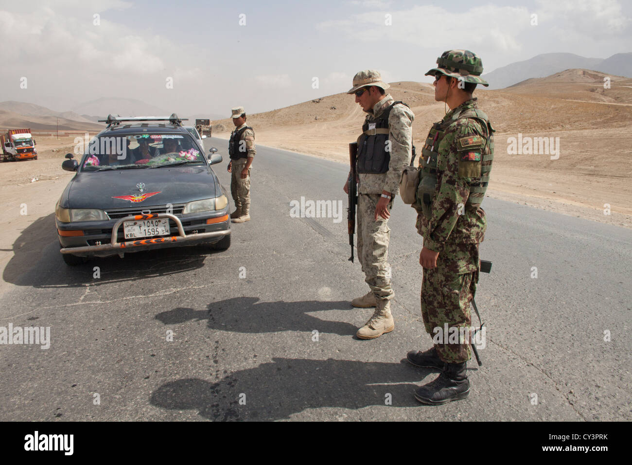 Afghanische Polizei und militärischen Kontrollpunkt auf der Suche nach mutmaßlichen Terroristen Stockfoto