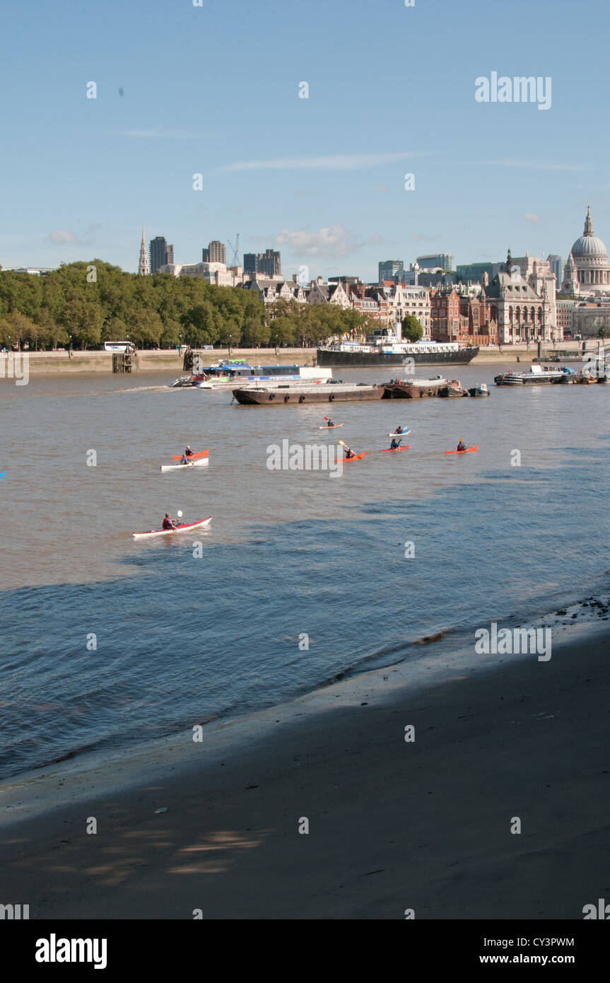 Paddler Kajakfahrer auf Themse vor City of London Stockfoto