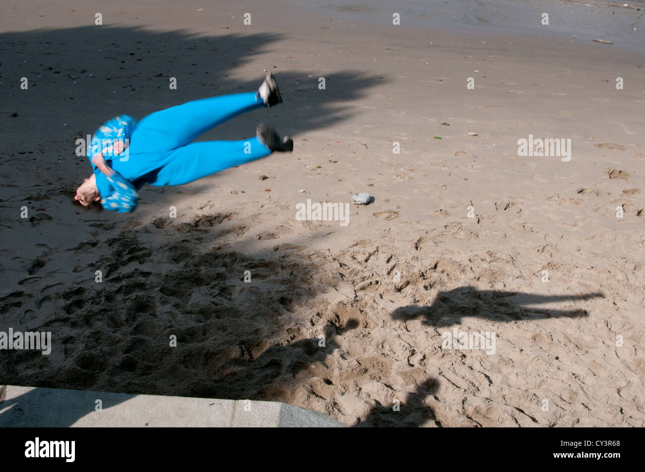 Mann tut Parkour am Strand von South Bank London Stockfoto