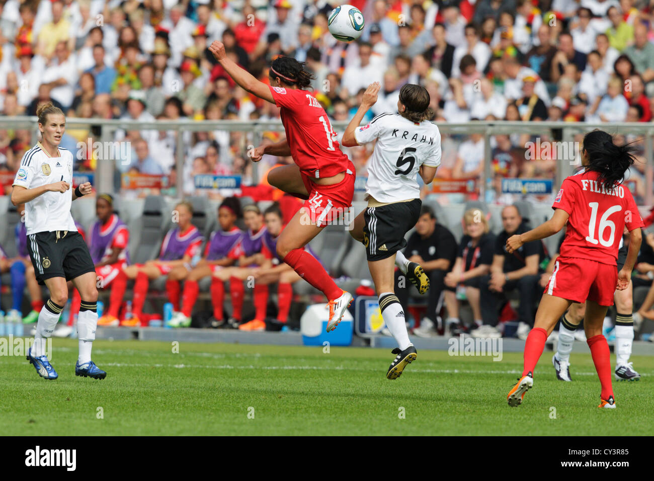BERLIN - 26. JUNI: Melissa Tancredi aus Kanada (L) und Annika Krahn aus Deutschland (R) treten beim Eröffnungsspiel der FIFA Frauen-Weltmeisterschaft am 26. Juni 2011 im Olympiastadion in Berlin zusammen. Nur redaktionelle Verwendung. Kommerzielle Nutzung verboten. (Foto: Jonathan Paul Larsen / Diadem Images) Stockfoto