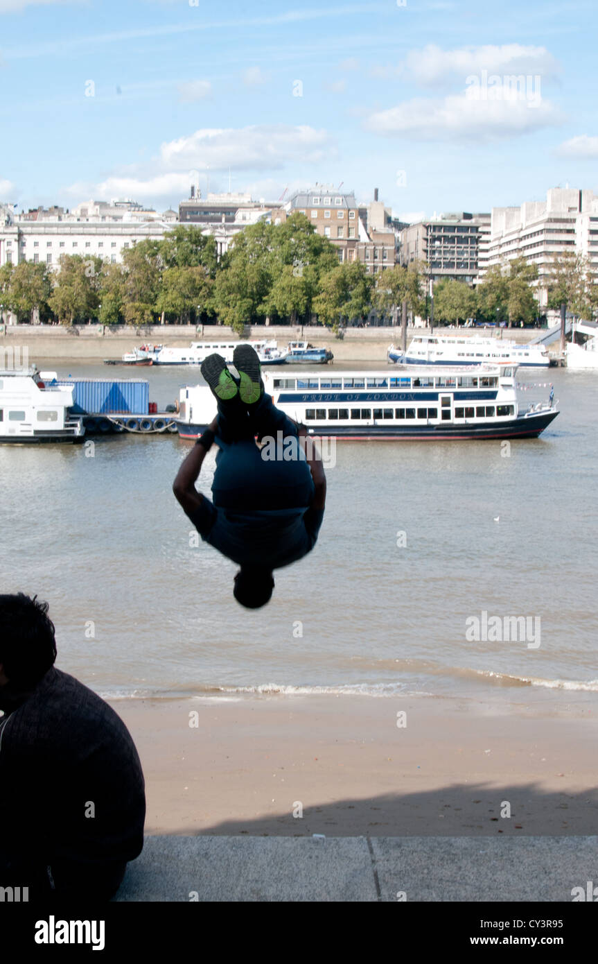 Mann tut Parkour neben Thames South Bank London Stockfoto